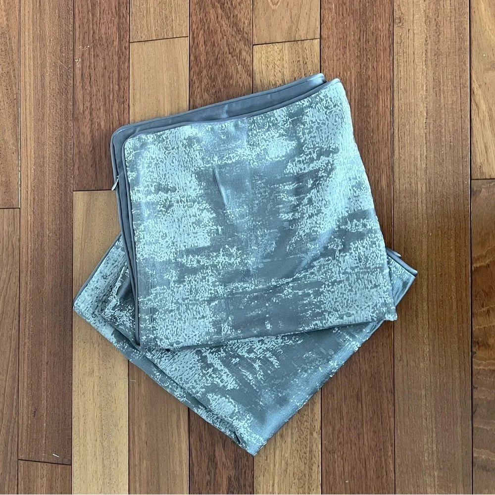 Set of 2. Luxurious 22X22 Jacquard Silver Rain pillow cover Set W.